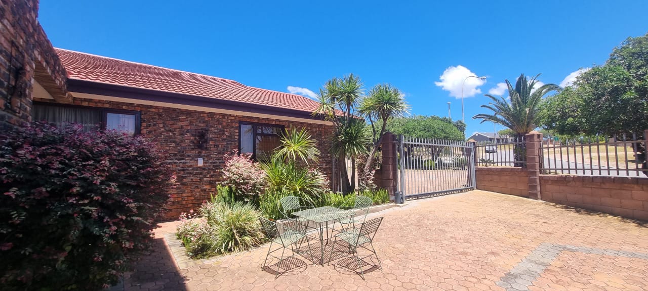 4 Bedroom Property for Sale in Hartenbos Heuwels Western Cape